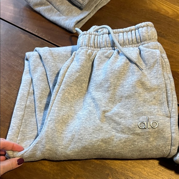ALO Yoga 3 piece set, shorts, sweatpants, hoodie - Picture 5 of 8